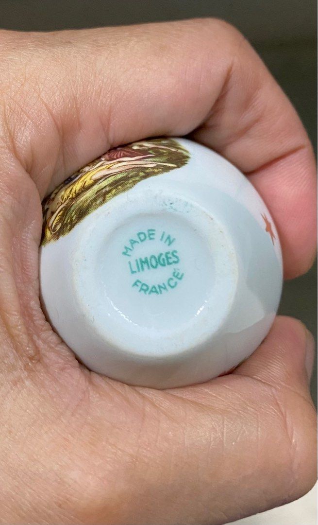 Set of 2 Miniature Limoges Porcelain Vases – Made in France (Kategori: Pajangan Antik) berada di Jakarta Barat. Dikirim oleh devyani285 (ID iklan 1373509300, Gambar 3). Deskripsi: Miniature Limoges France Porcelain Vases – Set of 2 Elegant and collectible hand-painted porcelain vases, each marked Limoges France on the base. Adorned with romantic classical scenes and gold gilt details with starburst motifs. • Made in Limoges, France • Heights: 10 