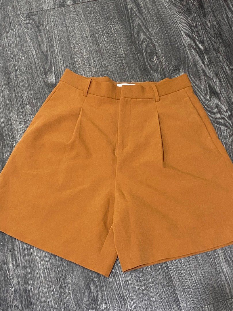 Shorta (Category: Shorts) located in Las Pinas. Submitted by aaacollection (Listing ID 1373420478, Image 1). Description: Super nice shorts Elegant.
