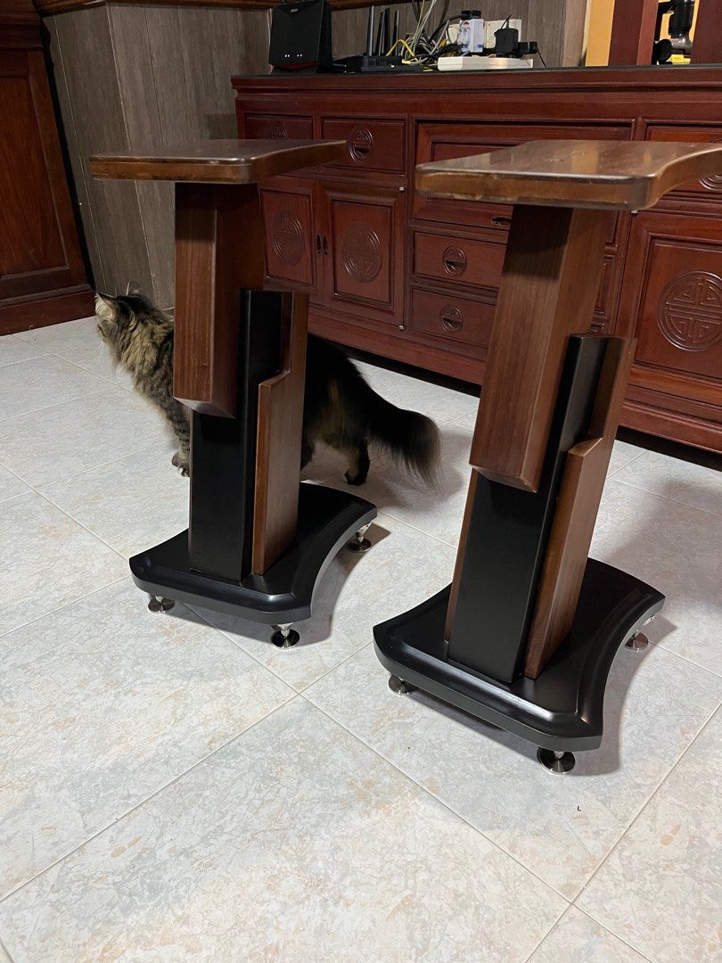 Speaker stand