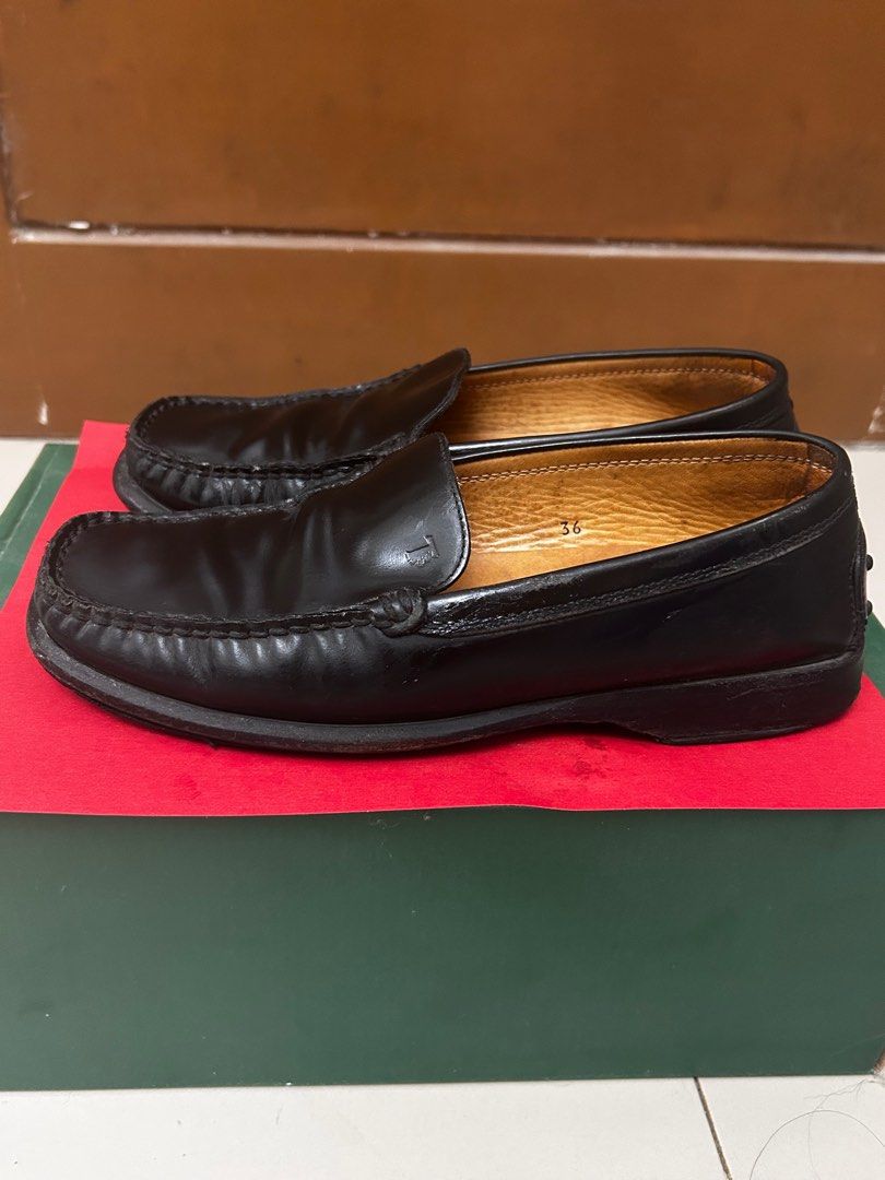 Original TODS Office/School Leather Shoes (Category: Dress Shoes) located in Quezon City. Submitted by jssummit (Listing ID 1373422191, Image 2). Description: Original Tods Unisex Size UK 36 / US 6-6.5 In good condition, used as school shoes.
