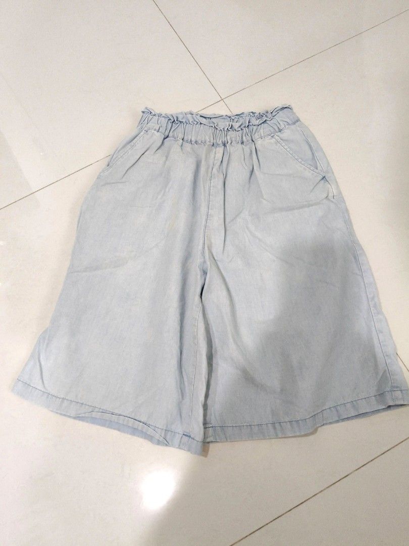 由 chensophia0121 (刊登 ID 1373517801，圖片 1) 提交，位於 台北市 (Taipei) 的 Uniqlo女童薄牛子寬褲 (類別：嬰兒及兒童流行時尚)，說明：購物贈 適125-135 右邊有一點小黃漬，不介意再取。