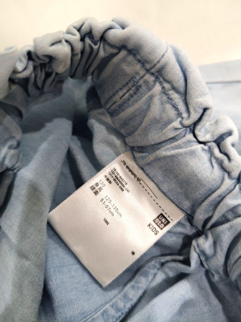 由 chensophia0121 (刊登 ID 1373517801，圖片 3) 提交，位於 台北市 (Taipei) 的 Uniqlo女童薄牛子寬褲 (類別：嬰兒及兒童流行時尚)，說明：購物贈 適125-135 右邊有一點小黃漬，不介意再取。