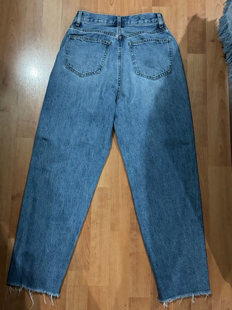 UNIQLO peg top high rise jeans (Category: Jeans) located in Quezon City. Submitted by saaamc (Listing ID 1373496151, Image 2). Description: UNIQLO peg top high rise jeans PHP400 Size 24, fits S RFS closet cleanup Original price at PHP2k.