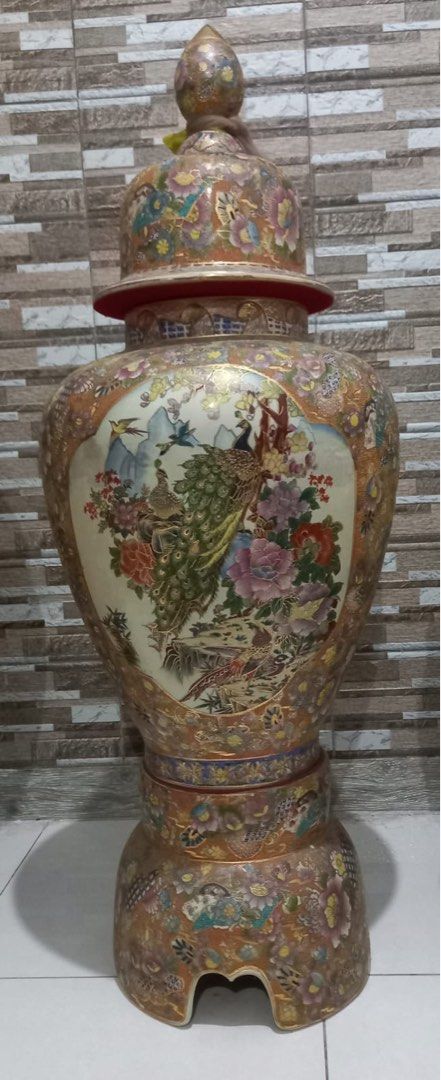 Vas Tiongkok antik dengan motif timbul (Kategori: Furnitur Antik) berada di Jakarta Selatan. Dikirim oleh colters7 (ID iklan 1373512630, Gambar 1). Deskripsi: Gambar vas (timbul) tersebut menunjukkan sebuah guci porselen kuil Tiongkok dengan tutupnya, yang menampilkan lukisan burung merak di tengah pemandangan taman yang dikelilingi bunga dan gunung. Guci tersebut kemungkinan berasal dari tradisi keramik Asia Timur yang terkenal, mungkin dari Din