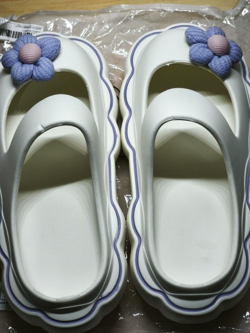 women slippers white (Category: Slippers and slides) located in Manila. Submitted by patrickbl69019 (Listing ID 1373564473, Image 2). Description: .
