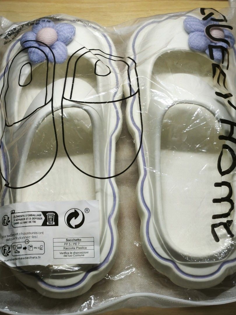 women slippers white (Category: Slippers and slides) located in Manila. Submitted by patrickbl69019 (Listing ID 1373564473, Image 1). Description: .