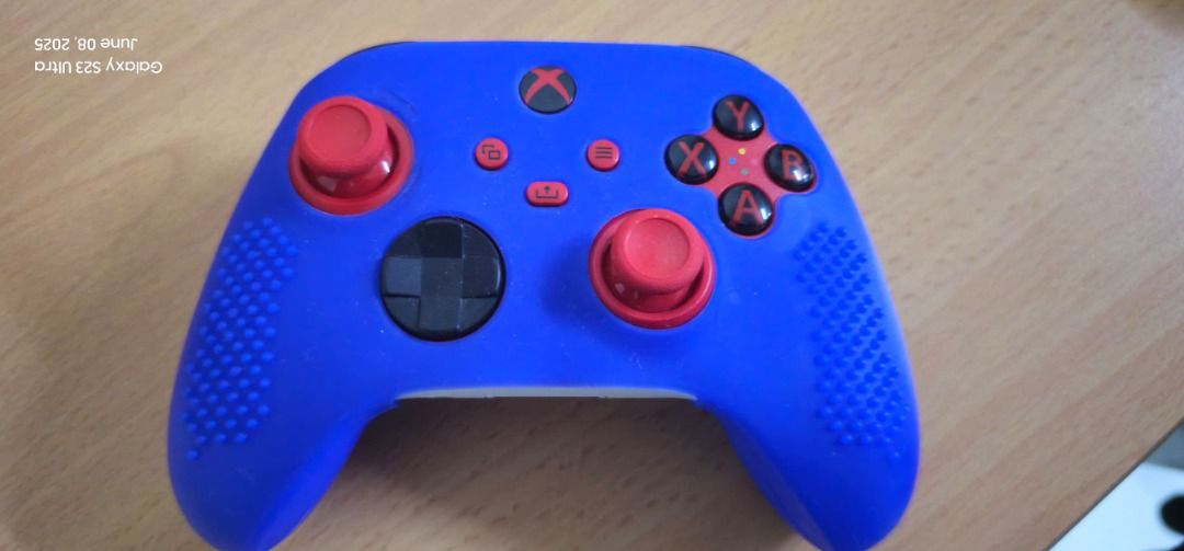 Xbox Wireless Controller (Category: Controllers) located in Batu Caves. Submitted by sheridankamal (Listing ID 1373554045, Image 2). Description: Blue and Red comes with silicone cover also in blue and red..