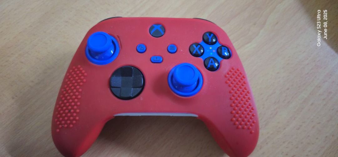 Xbox Wireless Controller (Category: Controllers) located in Batu Caves. Submitted by sheridankamal (Listing ID 1373554045, Image 3). Description: Blue and Red comes with silicone cover also in blue and red..