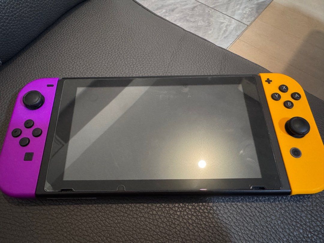 初代 Switch 主機 （分類：Nintendo 任天堂）位於 Hong Kong。 由 dcfung123 提交（商品編號 1373626553，圖片 1）。簡介： 放咁耐唔係冇人要，亦唔係急放 減價的一律不會回 眼見咁多 星期六或日屯天元面交。