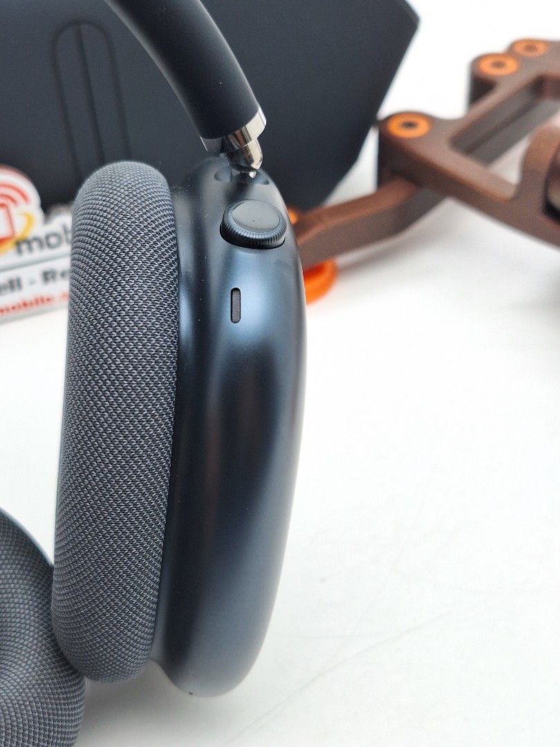 AIRPODS MAX TYPE C 37047 (Category: Headphones & Headsets) located in Singapore. Submitted by gwmobile.sg (Listing ID 1373615478, Image 2). Description: AA🌟𝐁𝐞𝐬𝐭 𝐕𝐚𝐥𝐮𝐞 𝐌𝐨𝐛𝐢𝐥𝐞𝐬 & 𝐓𝐚𝐛𝐥𝐞𝐭🌟 SKU: 37047 . Apple Warranty Till NOV 2025 • 𝐒𝐜𝐫𝐞𝐞𝐧 𝐂𝐨𝐧𝐝𝐢𝐭𝐢𝐨𝐧: No Scratches • 𝐁𝐨𝐝𝐲 𝐂𝐨𝐧𝐝𝐢𝐭𝐢𝐨𝐧: very good No Scratches • 𝐁𝐚𝐭𝐭𝐞𝐫𝐲 𝐇𝐞𝐚𝐥𝐭𝐡: good condition * 100% ALL Original parts * Phone is in fully worki