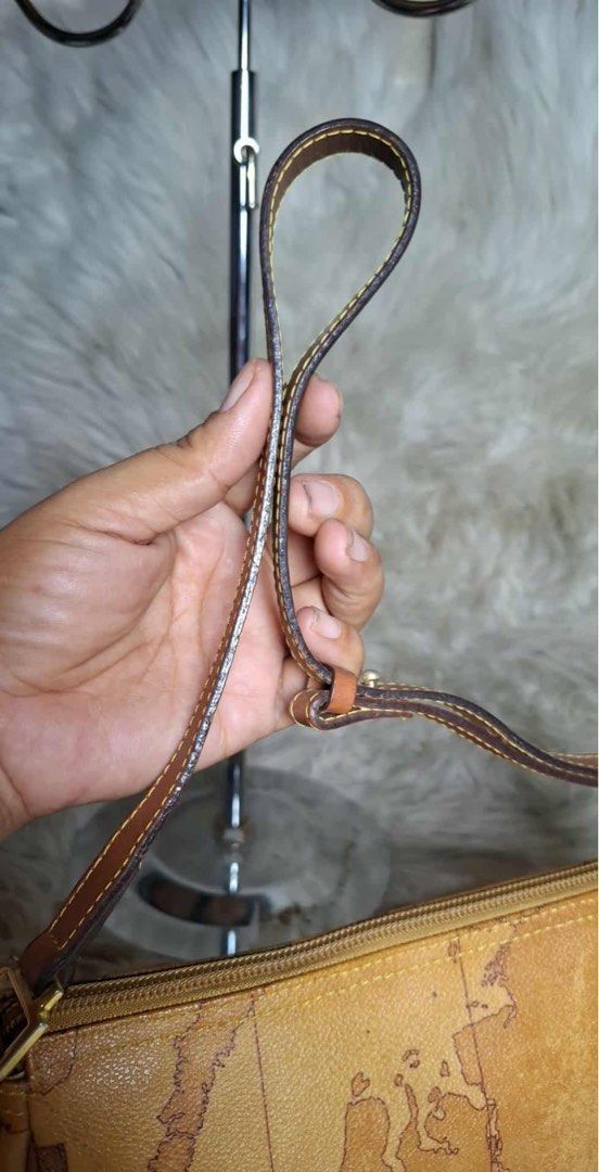 ALVIERO MARTINI BAG (Category: Shoulder Bags) located in General Santos City (Dadiangas). Submitted by preloved_threads03 (Listing ID 1373721451, Image 3). Description: Alviero Martini Bag.