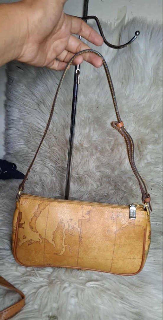 ALVIERO MARTINI BAG (Category: Shoulder Bags) located in General Santos City (Dadiangas). Submitted by preloved_threads03 (Listing ID 1373721451, Image 2). Description: Alviero Martini Bag.