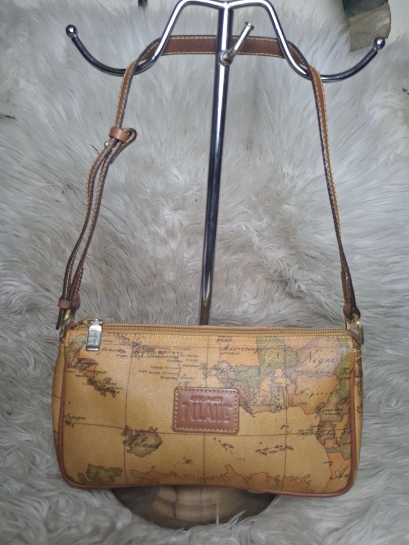 ALVIERO MARTINI BAG (Category: Shoulder Bags) located in General Santos City (Dadiangas). Submitted by preloved_threads03 (Listing ID 1373721451, Image 1). Description: Alviero Martini Bag.