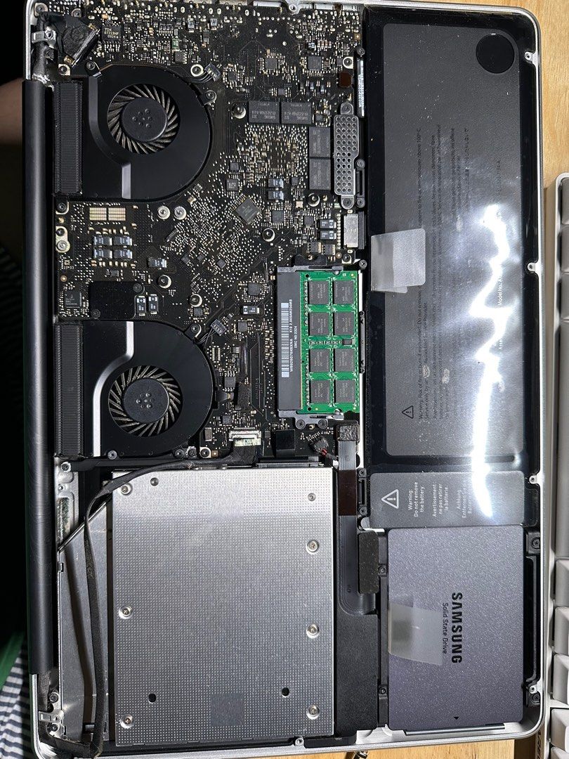 Apple MacBook Pro 15" 2009 Unibody - For Parts/Repair (Cracked Screen, No Optical/HDDs)63699139156355110