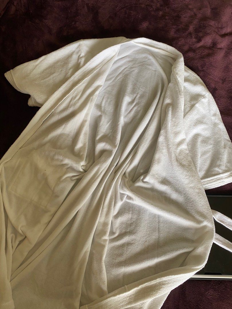 Bathrobe UNISEX - Free Size 🤍 (Category: Bathtub & Bath Accessories) located in Quezon City. Submitted by adadarna (Listing ID 1373626690, Image 2). Description: used once for a show. badly need to declutter 🙏🏽☺️.