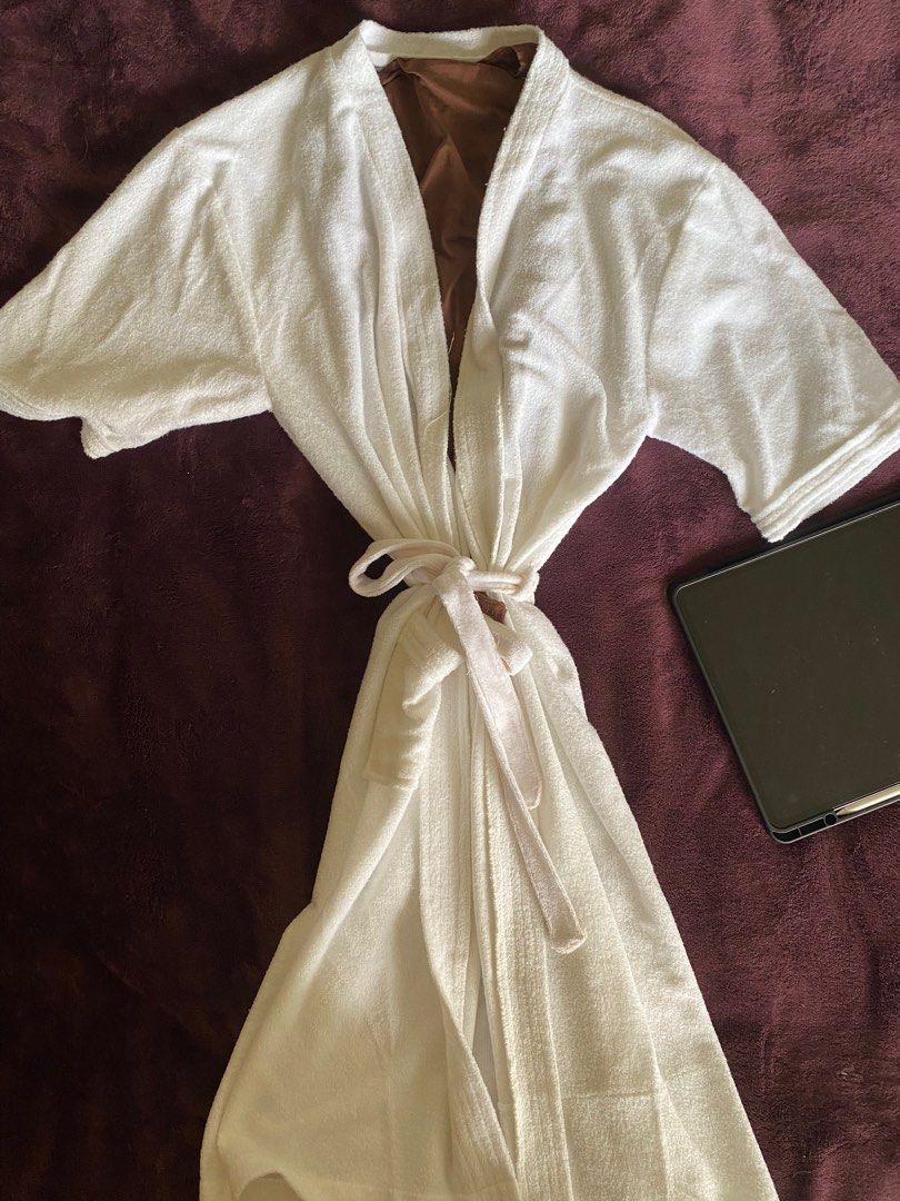 Bathrobe UNISEX - Free Size 🤍 (Category: Bathtub & Bath Accessories) located in Quezon City. Submitted by adadarna (Listing ID 1373626690, Image 3). Description: used once for a show. badly need to declutter 🙏🏽☺️.