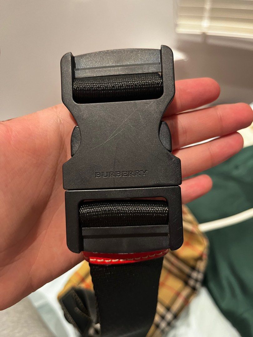 Burberry Vintage Fanny Pack (Category: Bags & Wallets) located in Singapore. Submitted by quan2583993648 (Listing ID 1373687232, Image 3). Description: Price is negotiable .