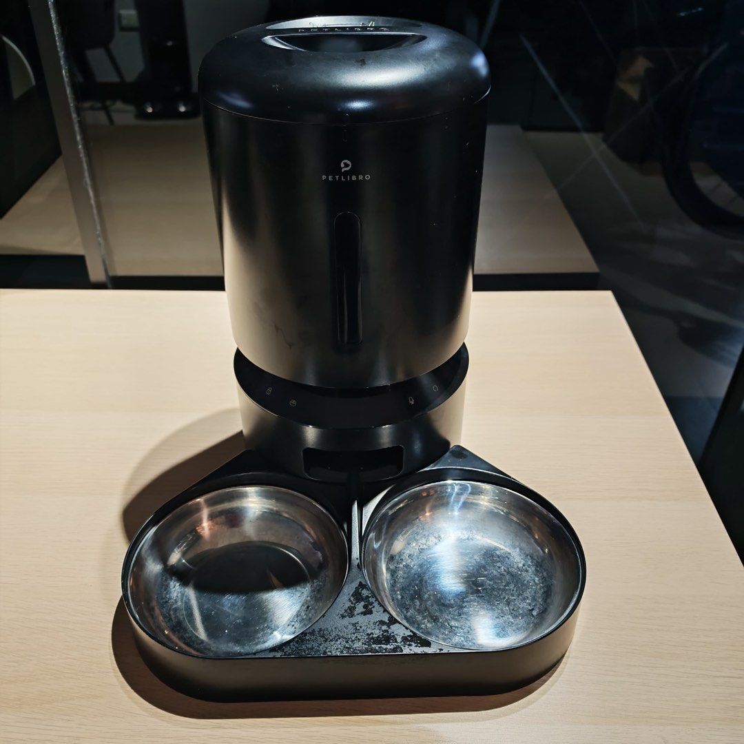 Cat Feeder( Double) (Category: Homes & Other Pet Accessories) located in Singapore. Submitted by celineyee (Listing ID 1373604377, Image 1). Description: Brand : Petlibro - Granary Smart Feeder Good condition . No box. Schedules up to 10 meals or snacks a day Wi-Fi connected, app-powered Keeps you informed with feeding logs Quadruple sealed for freshness 5L large capacity.