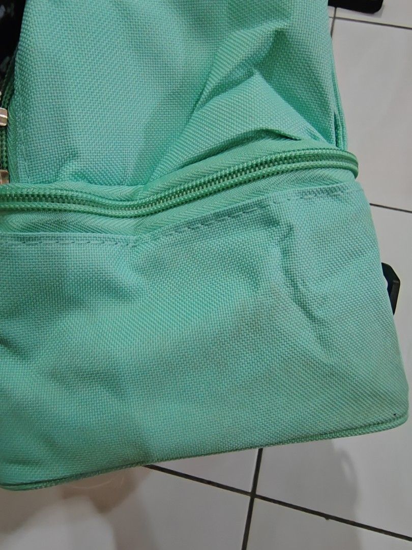 Cooler bag (Category: Breastfeeding & Bottle Feeding) located in Petaling Jaya. Submitted by pekling03 (Listing ID 1373757521, Image 2). Description: Pick up at Ara Damansara or Puchong Free 1 reusable ice brick for milk storage.