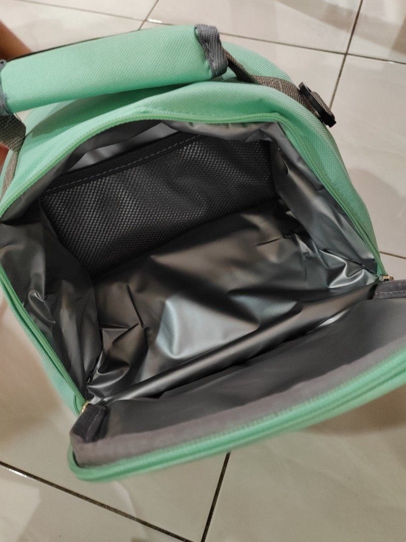 Cooler bag (Category: Breastfeeding & Bottle Feeding) located in Petaling Jaya. Submitted by pekling03 (Listing ID 1373757521, Image 3). Description: Pick up at Ara Damansara or Puchong Free 1 reusable ice brick for milk storage.