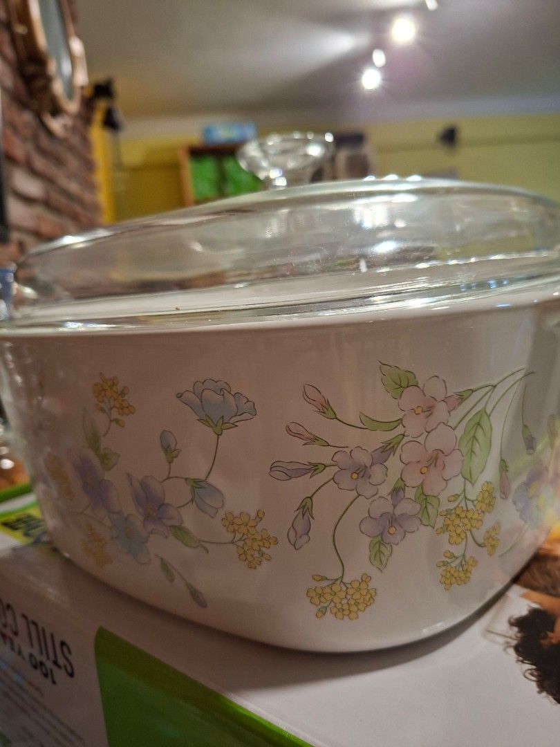 Corningware (Category: Cookware & Accessories) located in Singapore. Submitted by lovelies1234 (Listing ID 1373576780, Image 3). Description: Bought a set. This has never been used n kept storage in box. Too big for a very small family..