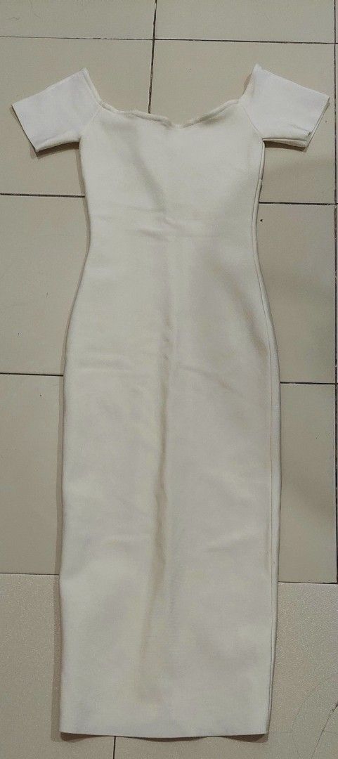 Elegant Dress (Category: Evening dresses & gowns) located in Quezon City. Submitted by letsdecluttermanila (Listing ID 1373655501, Image 1). Description: bodycon...perfect for slim girls..sold as is may stains lang due to storage but can be remove naman if labhan high quality po ang tela...