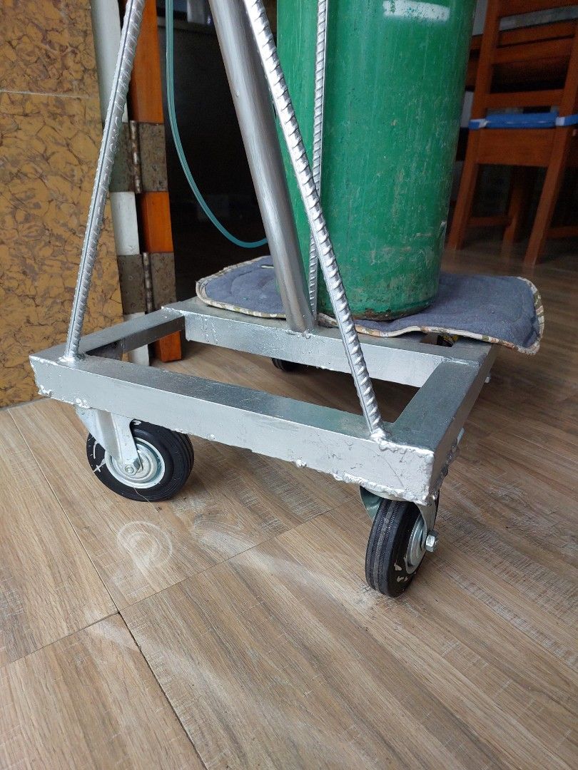 Empty tank with regulator with trolley (Category: Medical Supplies & Tools) located in Cagayan de Oro. Submitted by jocelynt483 (Listing ID 1373763125, Image 2). Description: location - cagayan de oro city price P13,500 inclusion: empty tank standard size regulator metal trolley with heavy duty wheels.