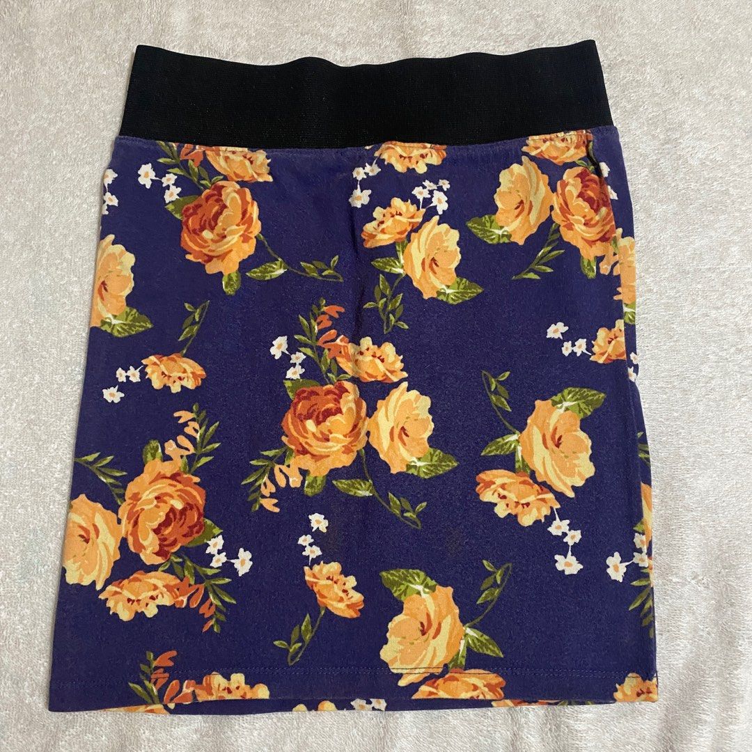 Forever 21 | Floral Office Skirt (Category: Skirts) located in Meycauayan. Submitted by _jodieeee (Listing ID 1373594788, Image 2). Description: Size: 24-26 (Stretchy) Please see photos for the dimes.