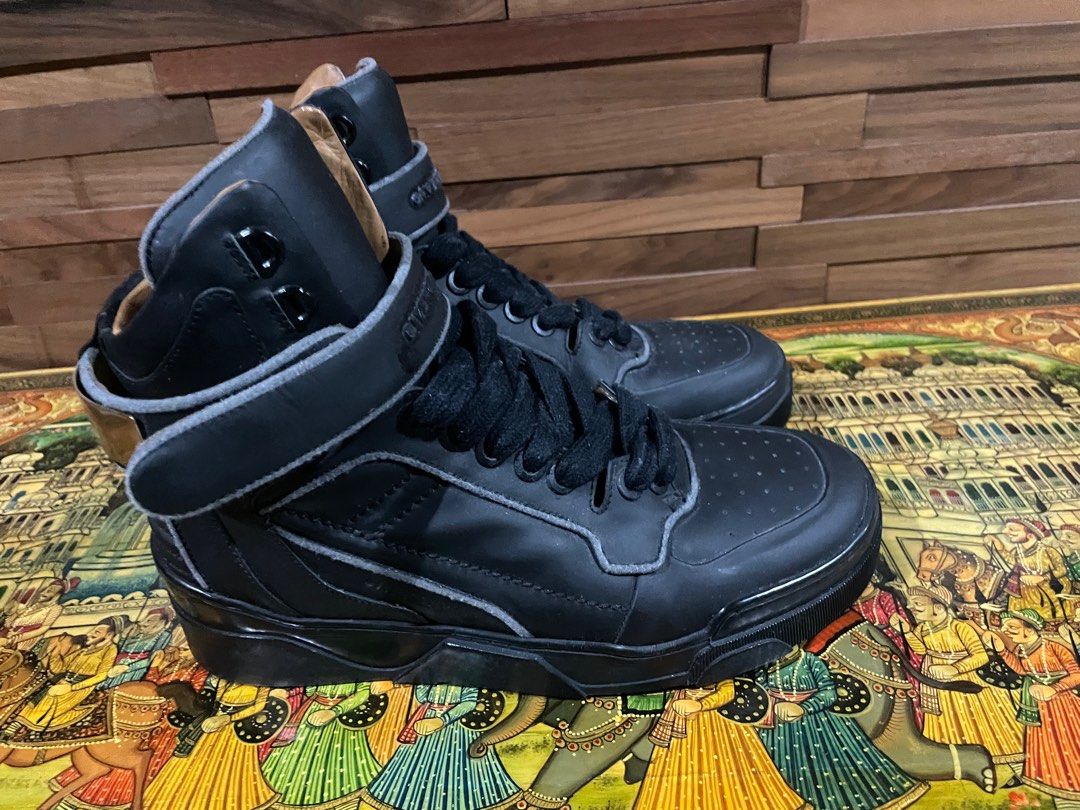 Givenchy (Category: Sneakers) located in Singapore. Submitted by dancingplants (Listing ID 1373596650, Image 3). Description: .