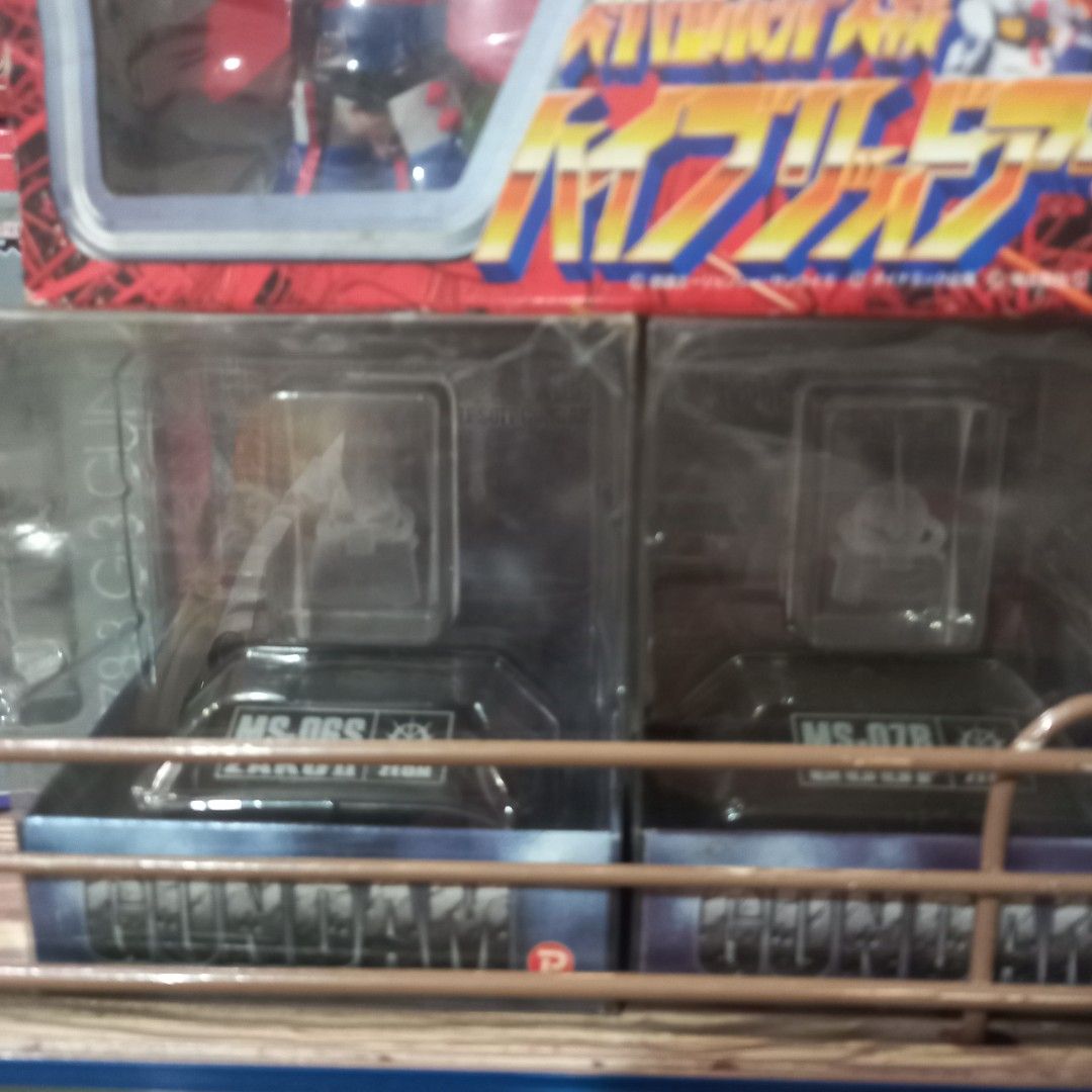 Gundam Figures (Category: Gundam & Model Kits) located in Quezon City. Submitted by pinkypinksy (Listing ID 1373619397, Image 1). Description: 450 each with lights.