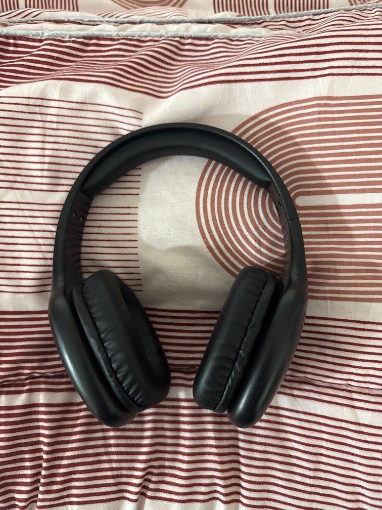 Headphones (Category: Headphones & Headsets) located in Singapore. Submitted by username_1694 (Listing ID 1373701637, Image 1). Description: Contact me at 8198 9838 to deal and negotiate .