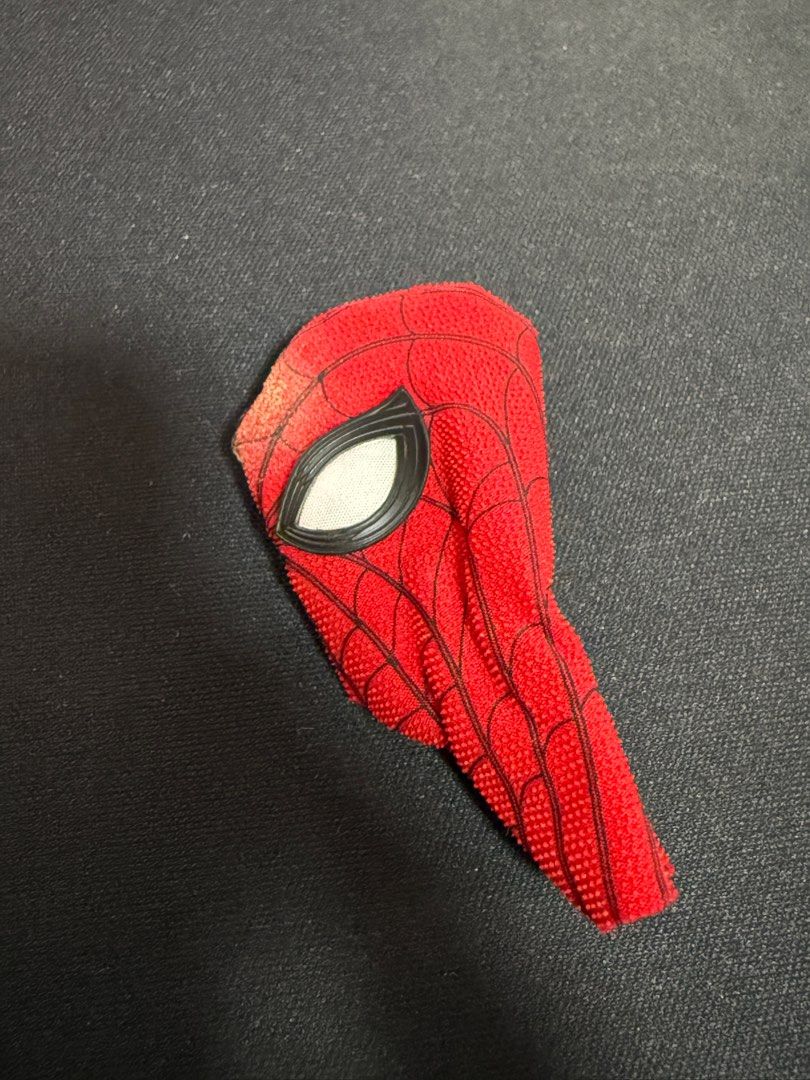 Hot Toys Spider-Man Upgraded Suit Far from home (Category: Garage sale) located in Singapore. Submitted by randerson0816 (Listing ID 1373649688, Image 3). Description: Displayed in moducase Still in good condition Minor material wearing on the unmasked mask.