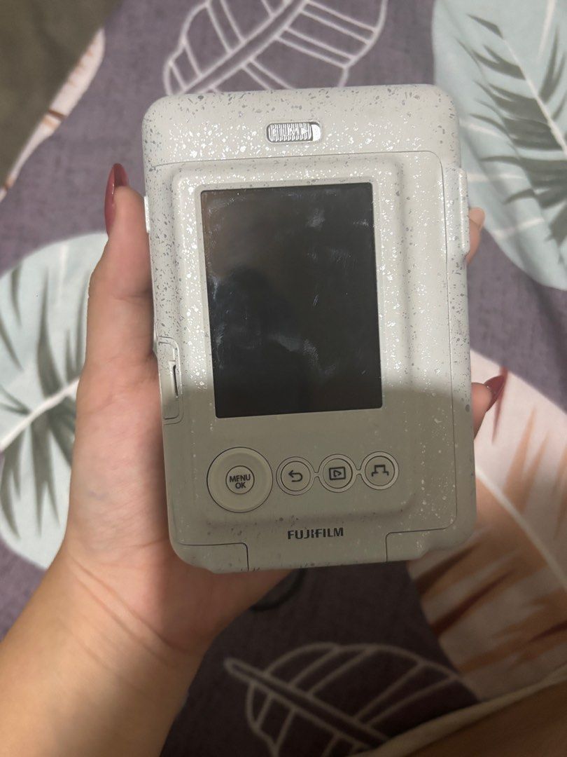 Instax LiPlay Stone White (Category: Cameras) located in Manila. Submitted by pillow_the_cat (Listing ID 1373690316, Image 3). Description: Instax Mini LiPlay RFS: Rarely Used, Decluttering. There are times na nagjajam sa tray yung film and nag eerror print so make sure na maayos ang pagkakalagay ng film and dapat fully charged bago gamitin para hindi mag jam. Kayo na magpacheck BUY AT YOUR OWN RISKS I DONT HAVE SAMPLE PRINTS AND KUNG WHAT TYPE O