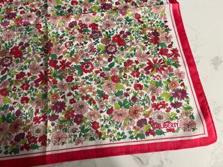 Liberty 桃紅色花花植物大方巾64200167015298110