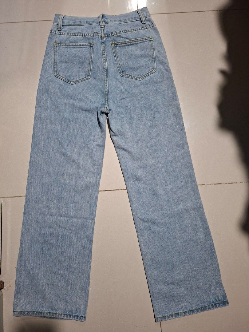 Light Denim Pants x Straight Cut Jeans (Category: Jeans) located in Lingayen. Submitted by https.bea (Listing ID 1373667239, Image 3). Description: - Light jeans - Semi hard denim - Straight cut Size: 26 inches highwaist | 40 inches length Super ganda as in! Bought in live selling RFS: didn't like the fit on me 🥲.