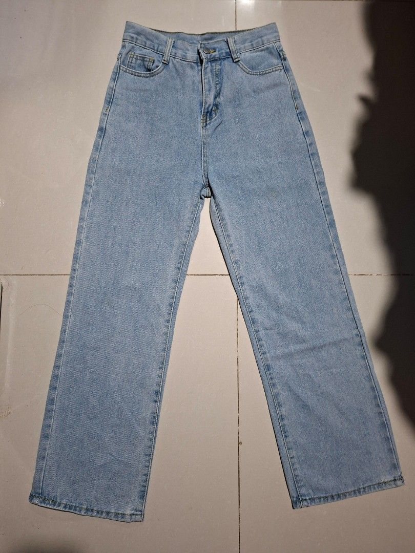 Light Denim Pants x Straight Cut Jeans (Category: Jeans) located in Lingayen. Submitted by https.bea (Listing ID 1373667239, Image 1). Description: - Light jeans - Semi hard denim - Straight cut Size: 26 inches highwaist | 40 inches length Super ganda as in! Bought in live selling RFS: didn't like the fit on me 🥲.
