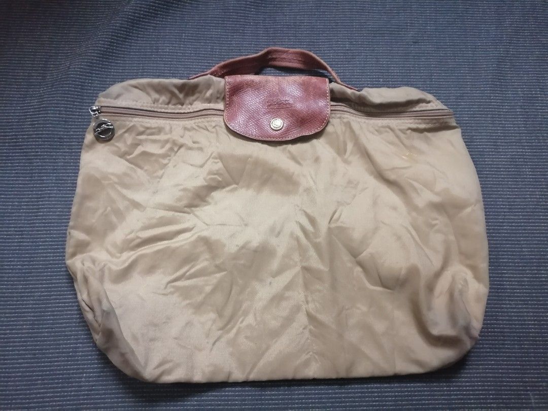 Longchamp document bag (Category: Luxury Bags & Wallets) located in Cagayan de Oro. Submitted by emma3782 (Listing ID 1373664821, Image 1). Description: Needs professional cleaning and Iron No hole or rips Only sign of usage Dimensions: 13" h 16" w 3" base 2" handle.