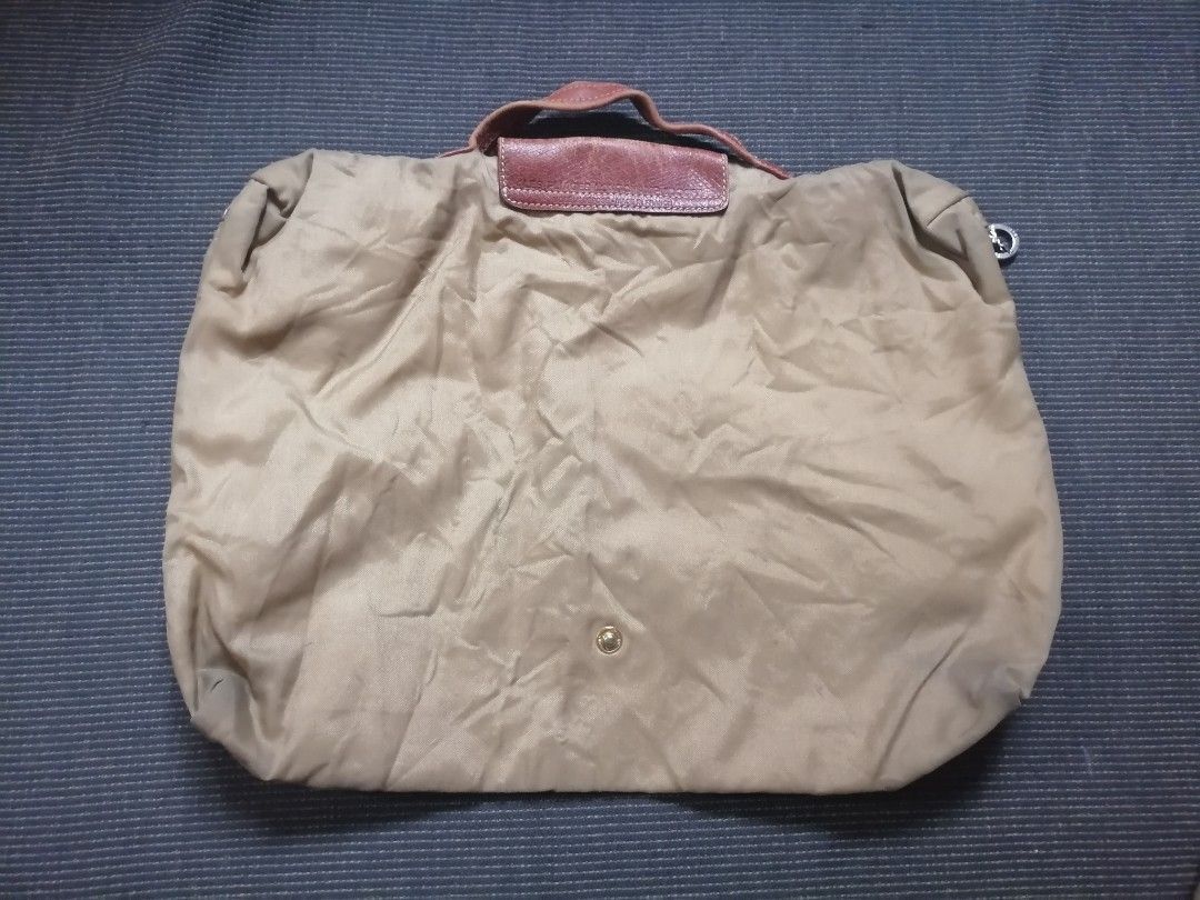 Longchamp document bag (Category: Luxury Bags & Wallets) located in Cagayan de Oro. Submitted by emma3782 (Listing ID 1373664821, Image 2). Description: Needs professional cleaning and Iron No hole or rips Only sign of usage Dimensions: 13" h 16" w 3" base 2" handle.