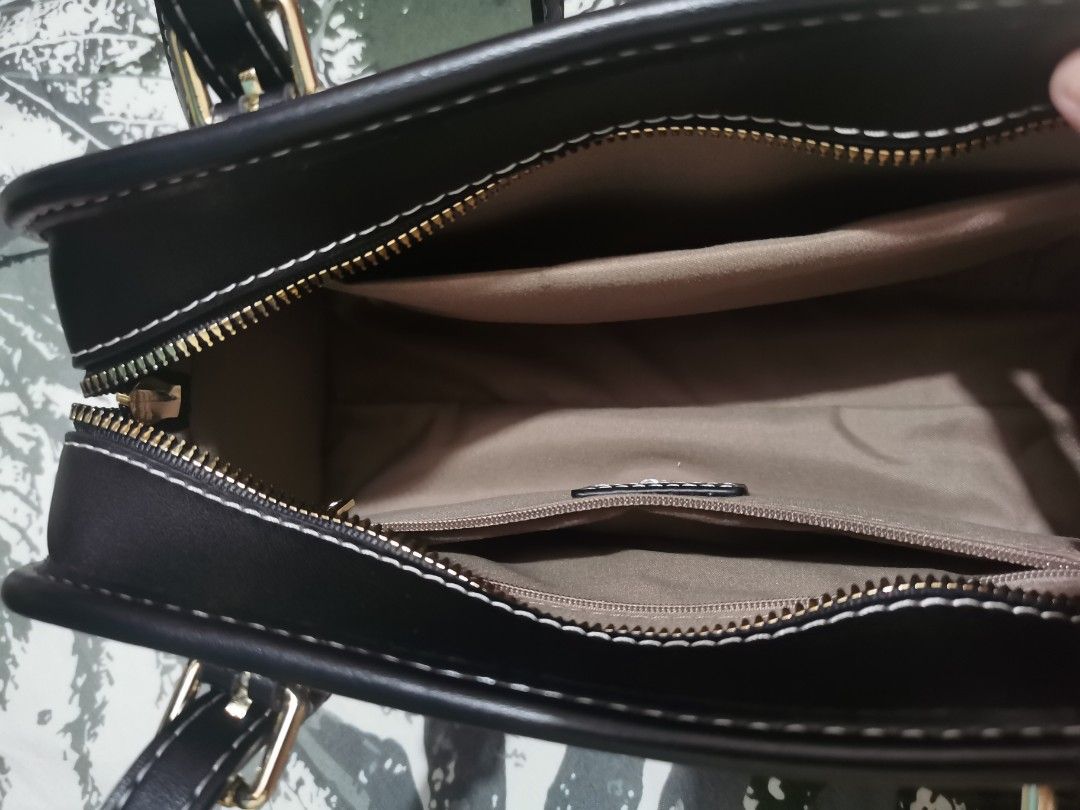 Mossdoom shoulder bag (Category: Shoulder Bags) located in Antipolo. Submitted by dsharmz. (Listing ID 1373719439, Image 2). Description: Good as new Used few times Very cutesy! perfect sa lahat ng ootd RFS: Need funds.