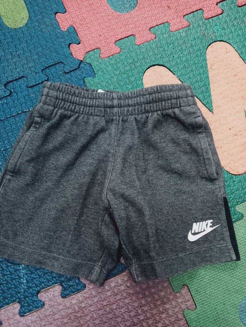 由 tt484848 (刊登 ID 1373580677，圖片 1) 提交，位於 新竹縣 (Hsinchu County) 的 Nike 童褲 (類別：嬰兒及兒童流行時尚)，說明：詳看全圖龜毛勿下 二手不存在無瑕無痕 保留品7日內自行結單。