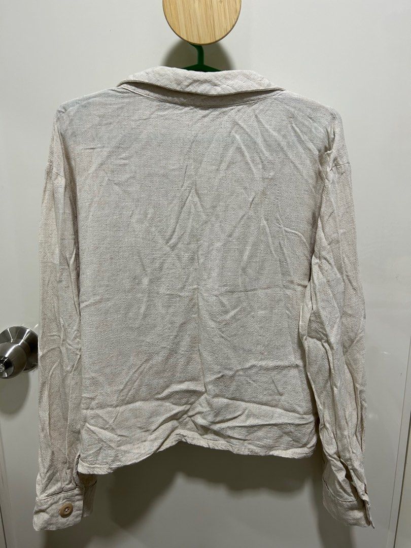 Penshoppe Linen Blazer (Category: Coats, Jackets and Outerwear) located in Pasig City. Submitted by caaamel (Listing ID 1373765316, Image 2). Description: XL linen blazer from Penshoppe with flaw on the right hand collar (as photographed). .