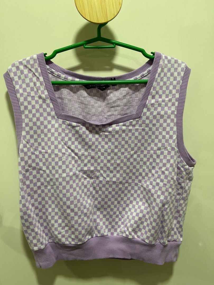 Penshoppe Sleeveless Crop Top (Category: Sleeveless) located in Pasig City. Submitted by caaamel (Listing ID 1373765404, Image 1). Description: XL checkered crop top that you can wear on its own or use as layer. 17” width / 17” length.