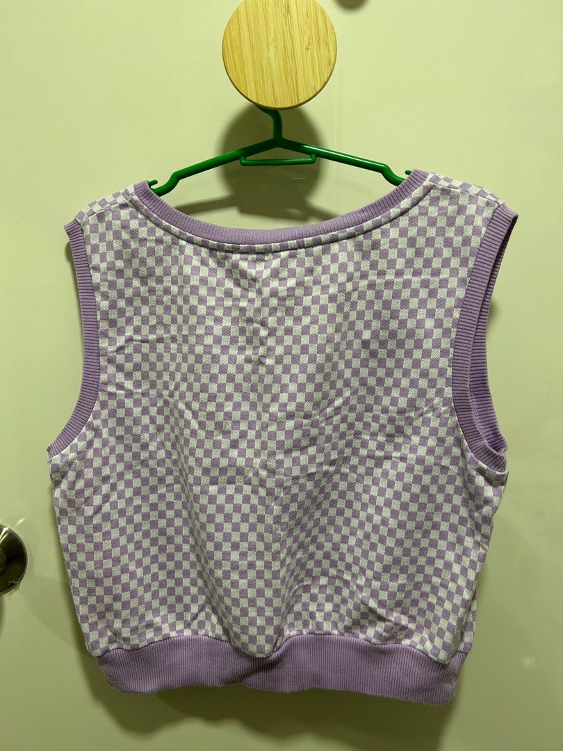 Penshoppe Sleeveless Crop Top (Category: Sleeveless) located in Pasig City. Submitted by caaamel (Listing ID 1373765404, Image 2). Description: XL checkered crop top that you can wear on its own or use as layer. 17” width / 17” length.