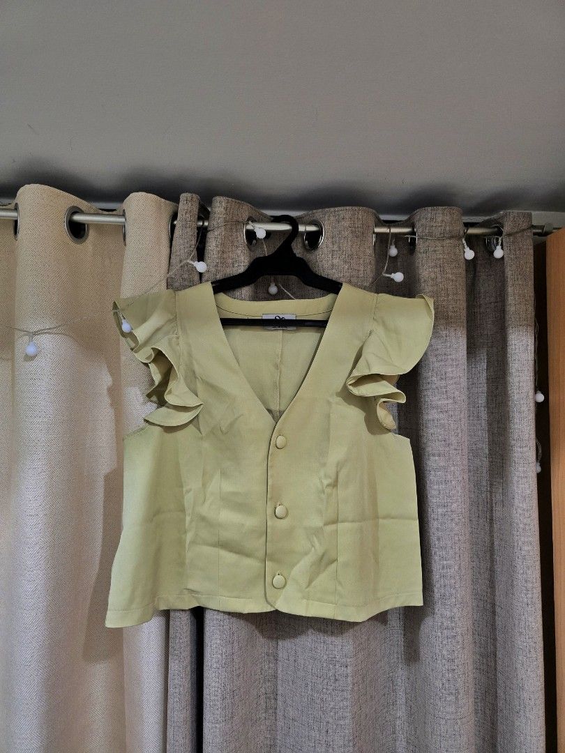 Plains and Prints Avocado Green Blouse (Category: Blouses) located in Taguig. Submitted by saycabb (Listing ID 1373706944, Image 2). Description: Plains and Prints Avocado Green Blouse Cute blouse to wear as is or as an added layer to add a pop of color & elevate your outfit Size Large (US 8).