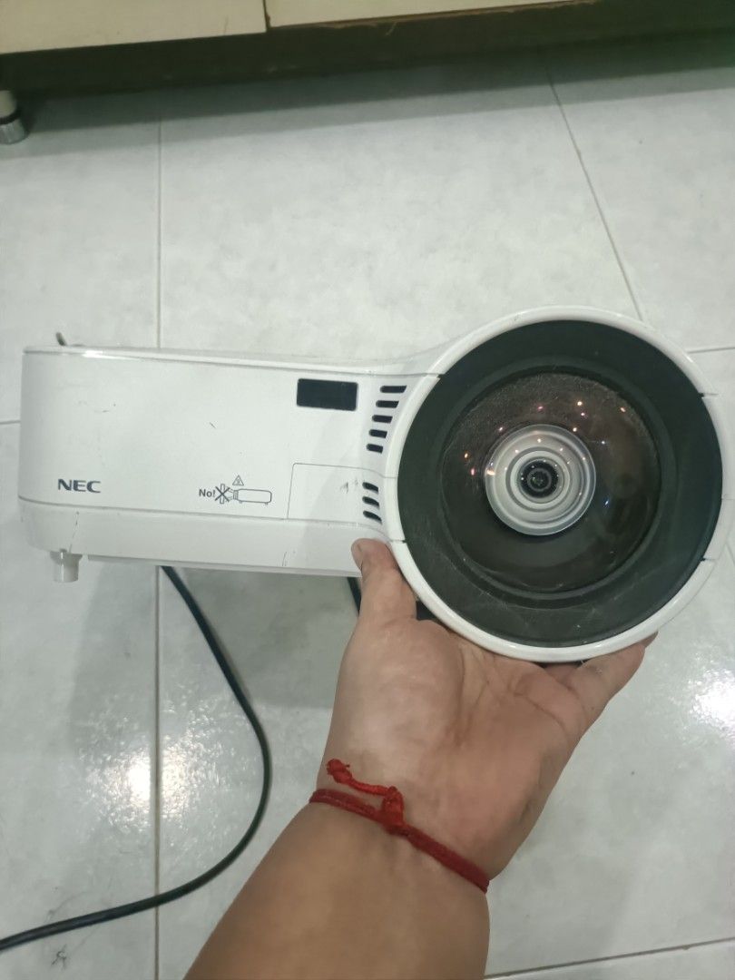 Projector (Category: Projectors) located in Singapore. Submitted by puva13 (Listing ID 1373683699, Image 1). Description: lightly use.. self collect.