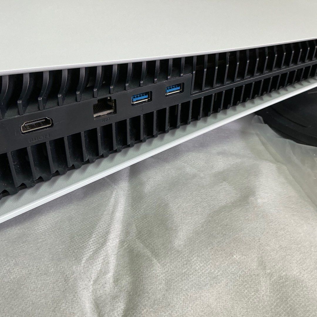 由 yuan4118 (刊登 ID 1373745604，圖片 3) 提交，位於 新北市 (New Taipei) 的 Ps5 光碟版 (類別：PlayStation)，說明：出售 Ps5光碟版1118 都有使用防塵布 配件如圖所示 功能全部正常 商品乾淨無任何髒垢！。