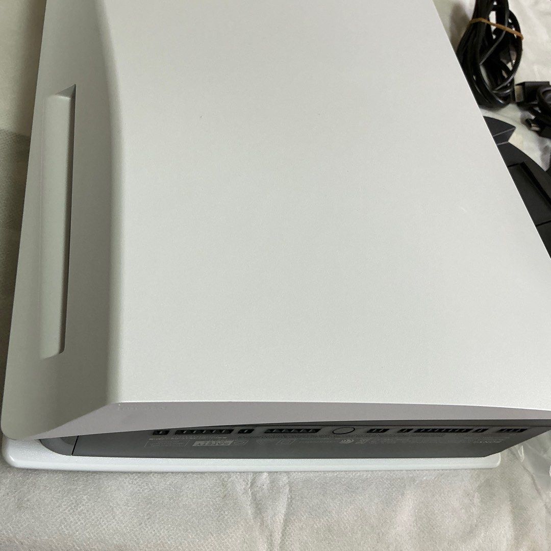 由 yuan4118 (刊登 ID 1373745604，圖片 2) 提交，位於 新北市 (New Taipei) 的 Ps5 光碟版 (類別：PlayStation)，說明：出售 Ps5光碟版1118 都有使用防塵布 配件如圖所示 功能全部正常 商品乾淨無任何髒垢！。