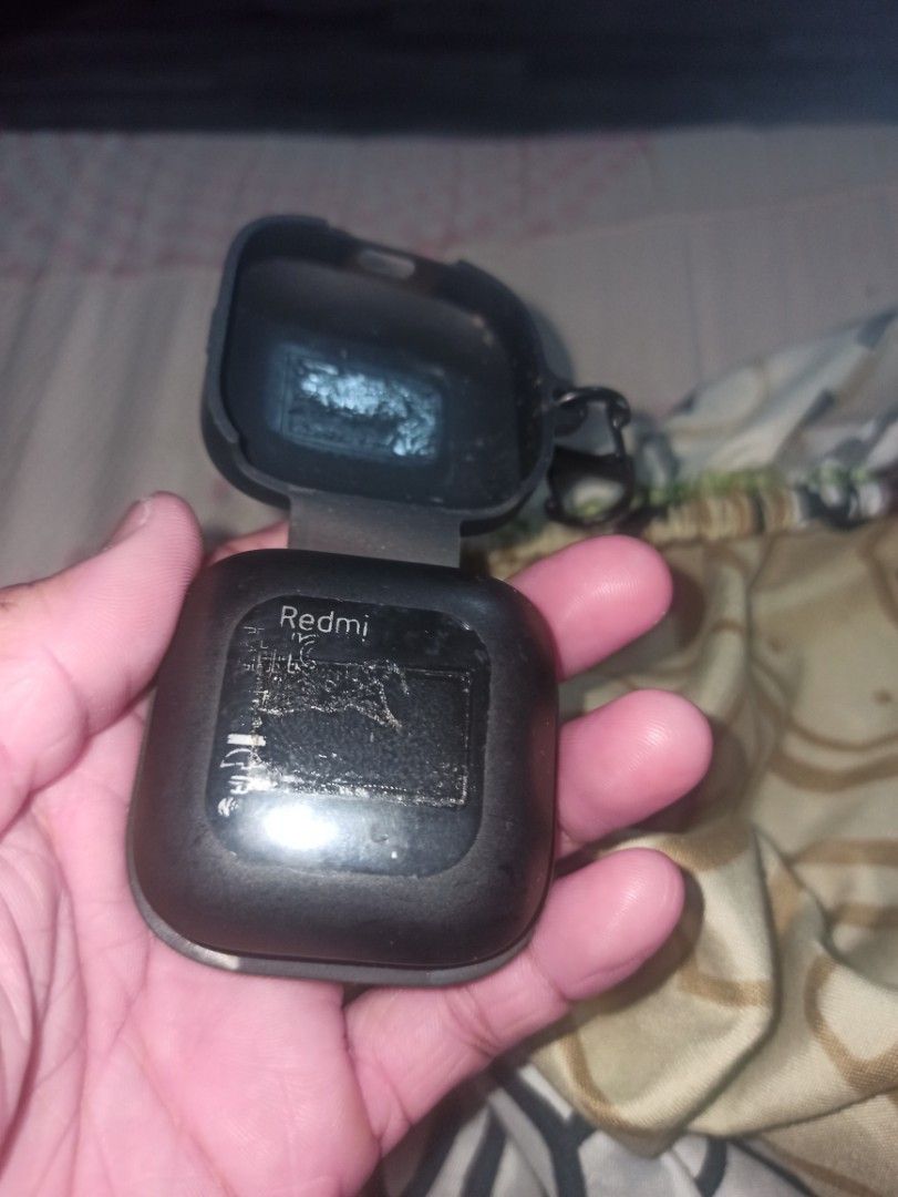 Redmi Earbuds 6 (Category: Earphones) located in Quezon. Submitted by rorince04 (Listing ID 1373678916, Image 2). Description: issue scratch Taguig area or Montalban Rizal.