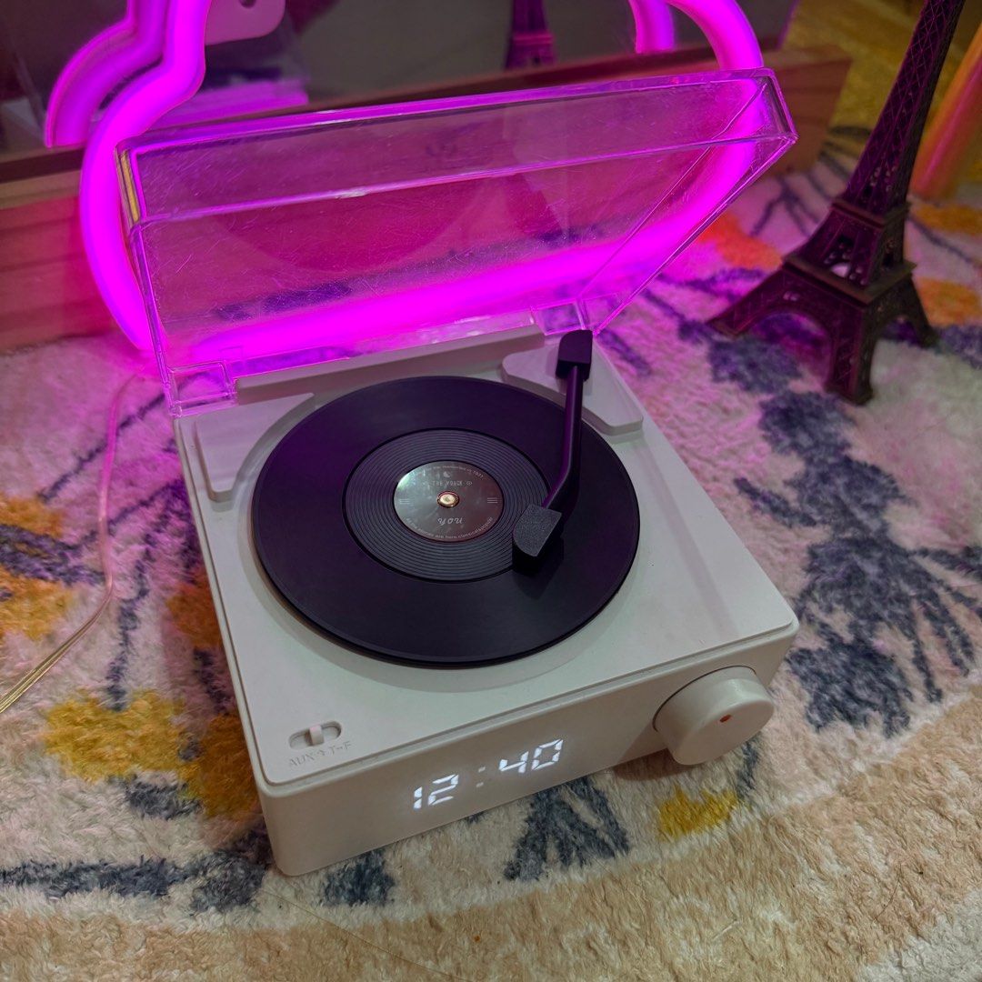 Retro Bluetooth Speaker With Alarm Clock Vinyl Record Player (Category: Soundbars, Speakers & Amplifiers) located in Valenzuela. Submitted by kengdall (Listing ID 1373602434, Image 1). Description: Lightly used Lasts up to 2 hours Light scratches sa takip pero di halata Works fine Even the sound malakas, enough for bedroom/living room size .