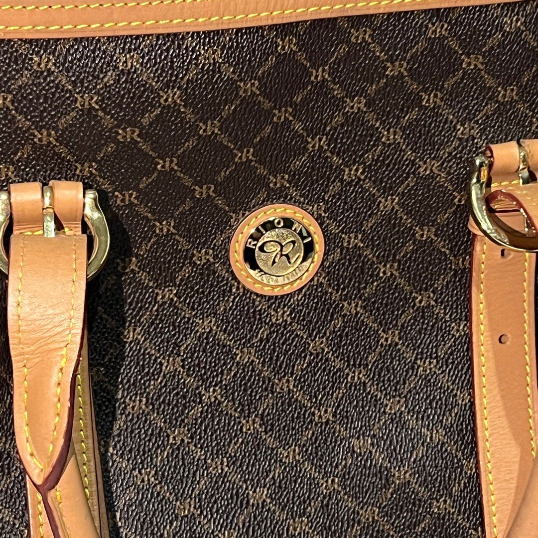rioni the michigan carrier (Category: Luxury Bags & Wallets) located in Manila. Submitted by acxc01 (Listing ID 1373681833, Image 2). Description: ♡ premium rioni signature monogram canvas ♡ top zip closure for secure storage ♡ soft fabric-lined interior with multiple compartment ♡ timeless design – perfect for work, school, or travel.